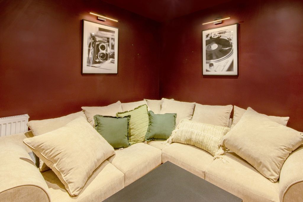 Property photo 3 of 10 Living