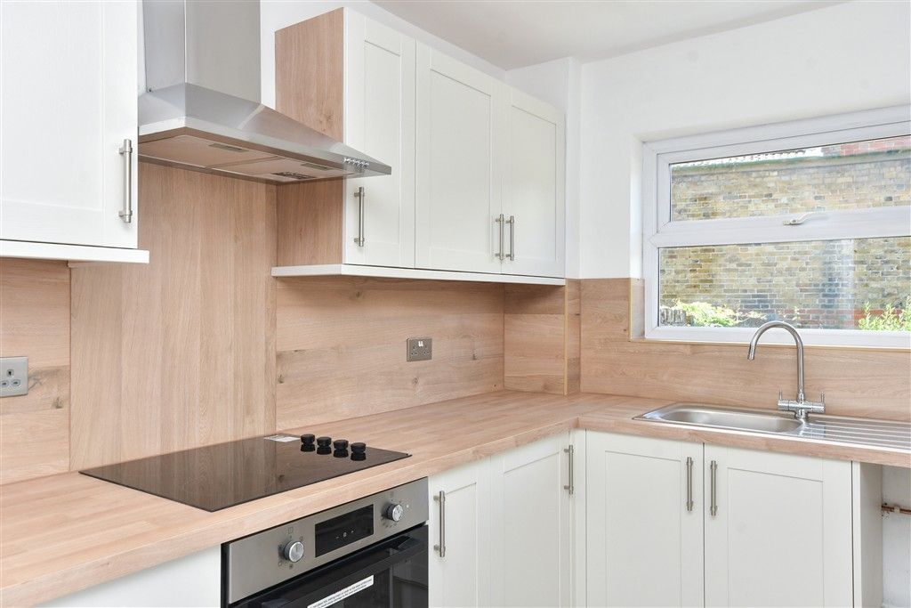 Property photo 3 of 10 Kitchen