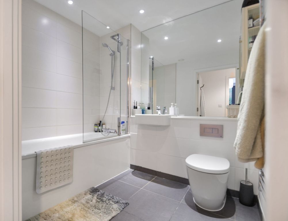 Property photo 3 of 25 Bathroom.Jpg