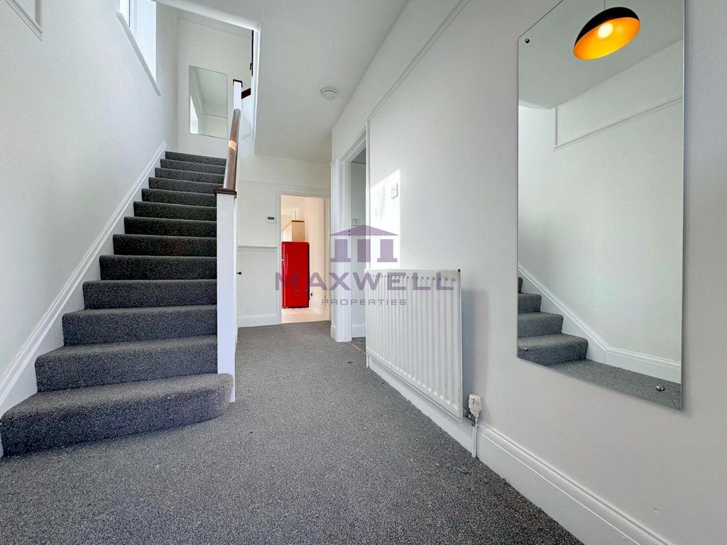 Property photo 2 of 25 A Three-Bedroom For Rent, Tunbridge Wells, Tn4.