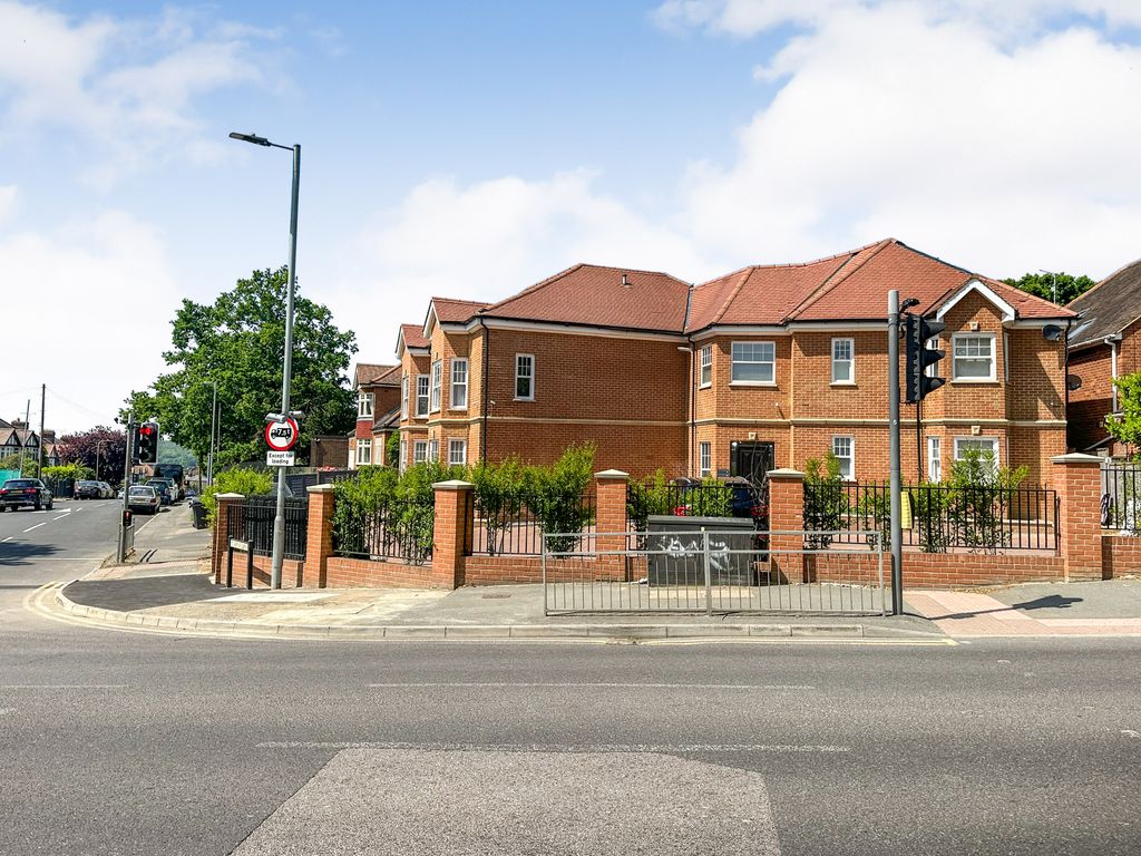 Property photo 3 of 9 Flats 1-4, Mayfair Court, Manor Road, Chigwell, Ig7 5Pe