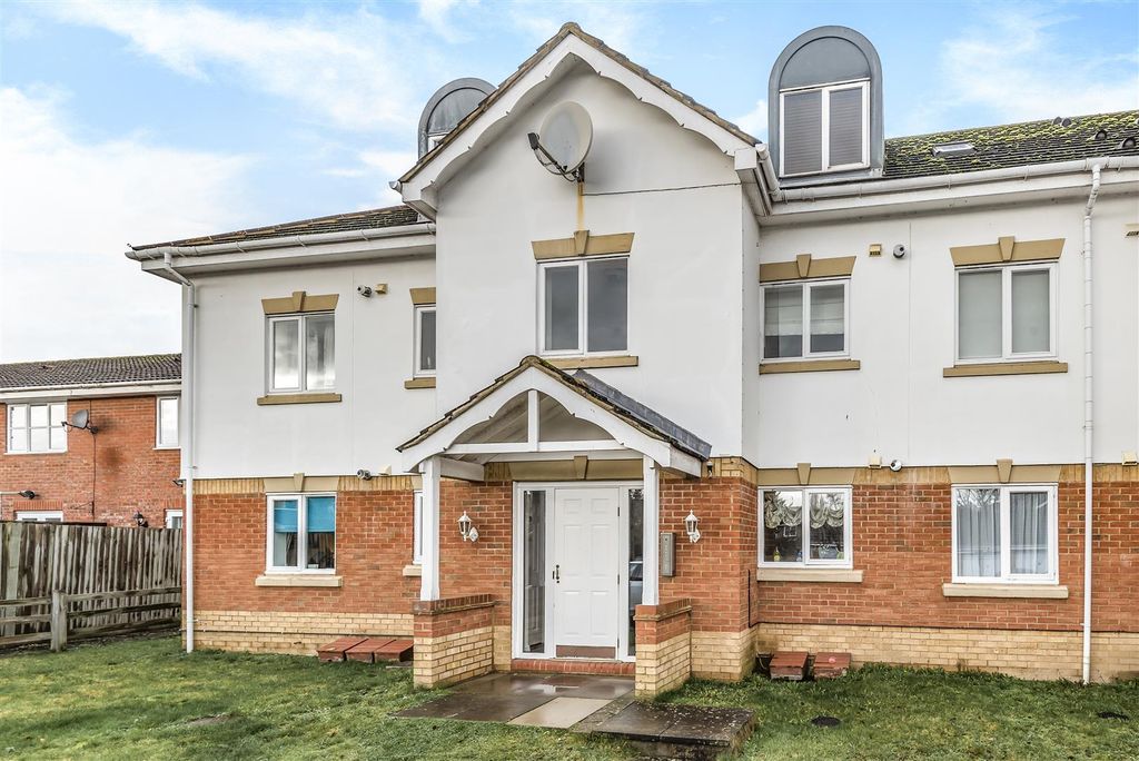 Property photo 1 of 10 Basildon Close - Front.Jpg