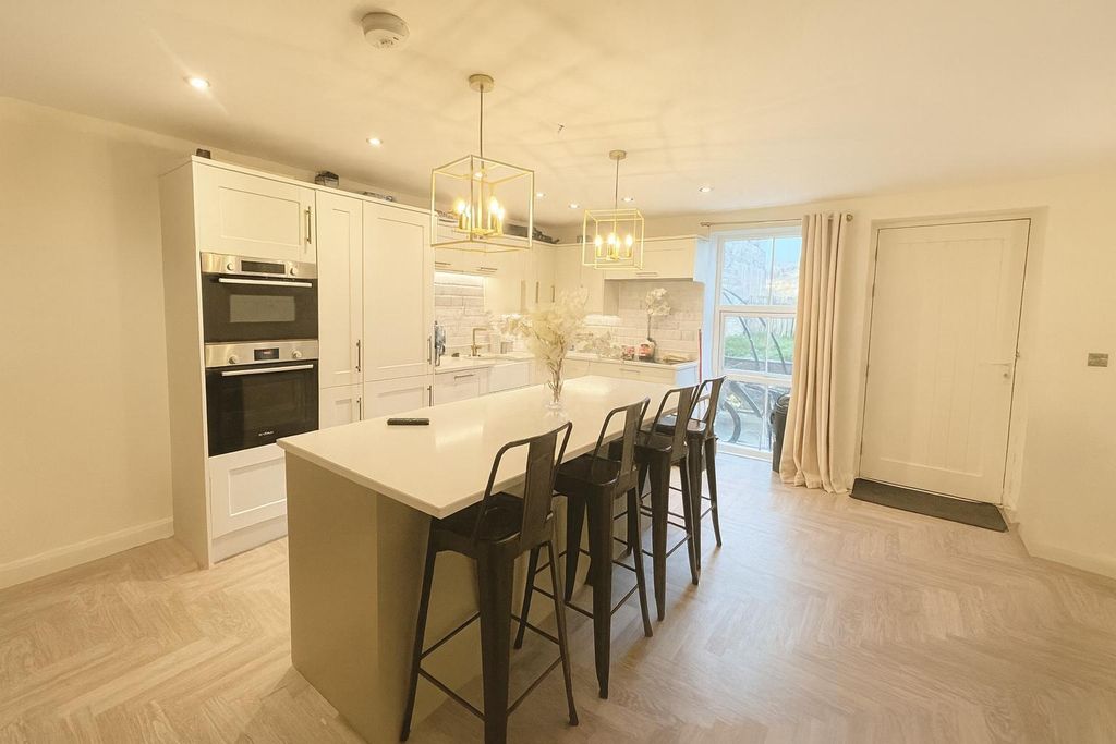 Property photo 3 of 18 Kitchen/ Living Space