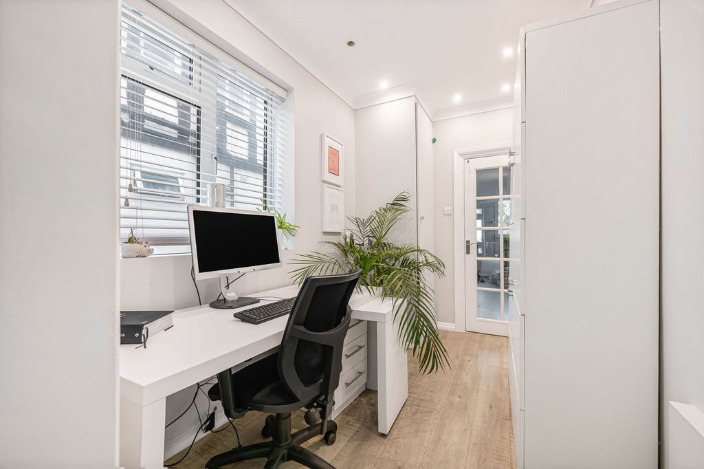 Property photo 3 of 27