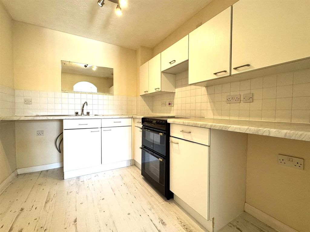 Property photo 3 of 8 Kitchen