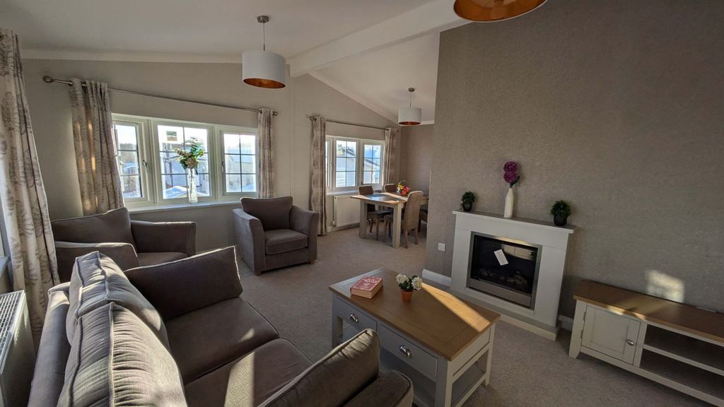 Property photo 2 of 10 Lounge.Jpg