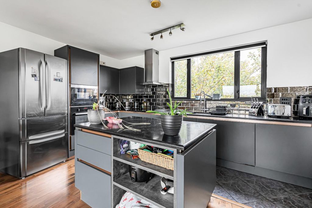 Property photo 3 of 18 13_65994.Jpg