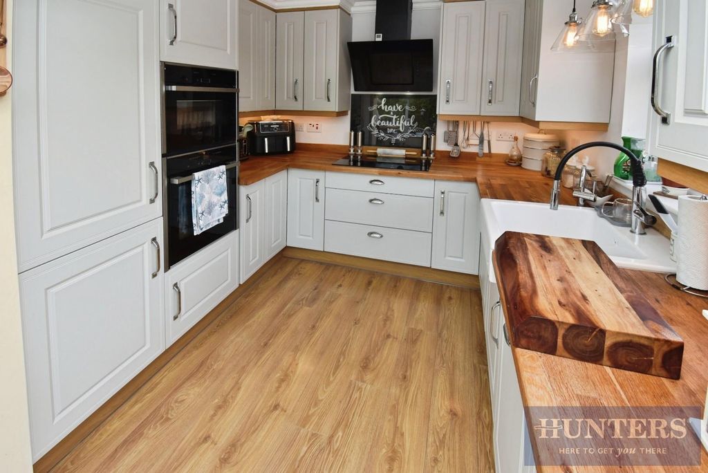 Property photo 3 of 18 Kitchen