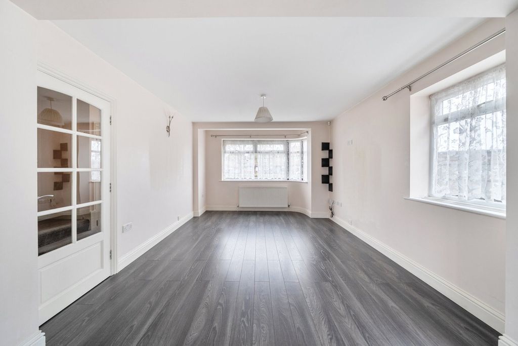 Property photo 3 of 20 1400958-2-696E045...
