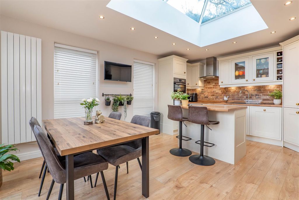 Property photo 3 of 27 Kitchen/Breakfast Room