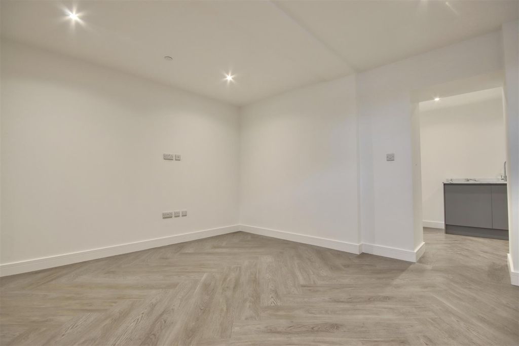 Property photo 3 of 15 8B099F9A-0751-4659-8789-F2389Af12739_1_201_A.Jpeg