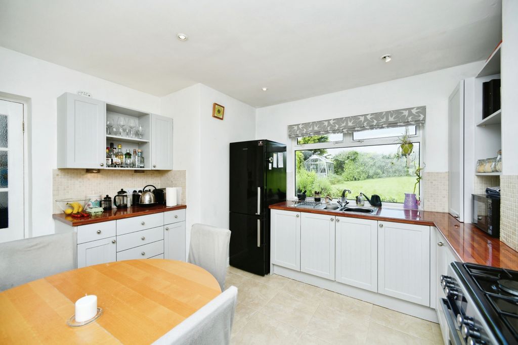 Property photo 3 of 21 Kitchen