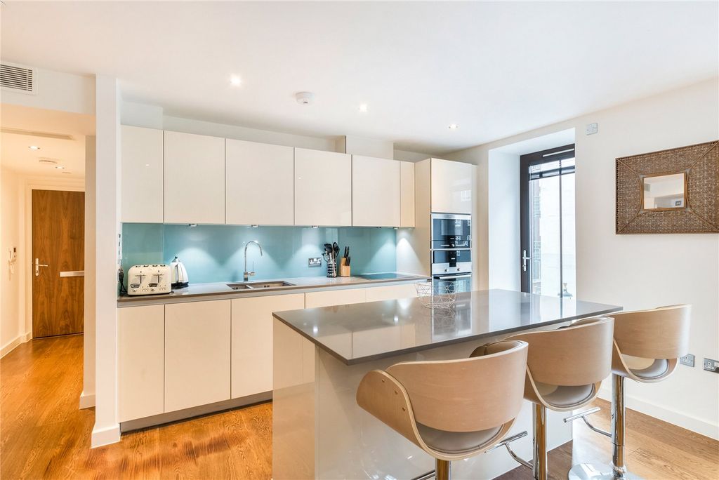 Property photo 3 of 8 Kitchen