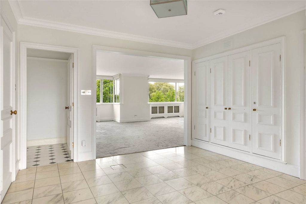 Property photo 2 of 7 Entrance Hall