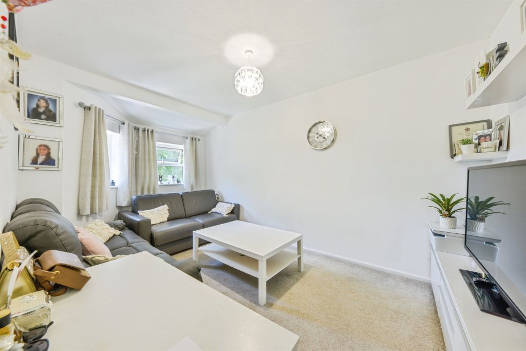 Property photo 3 of 12 Lounge