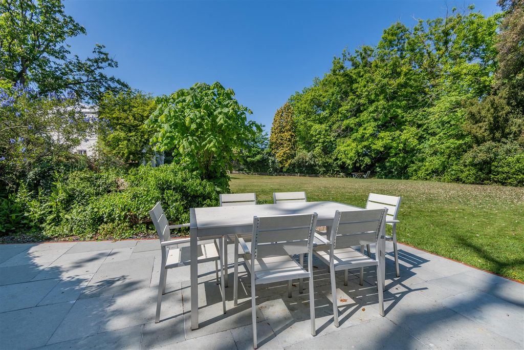 Property photo 3 of 25 Patio Seating