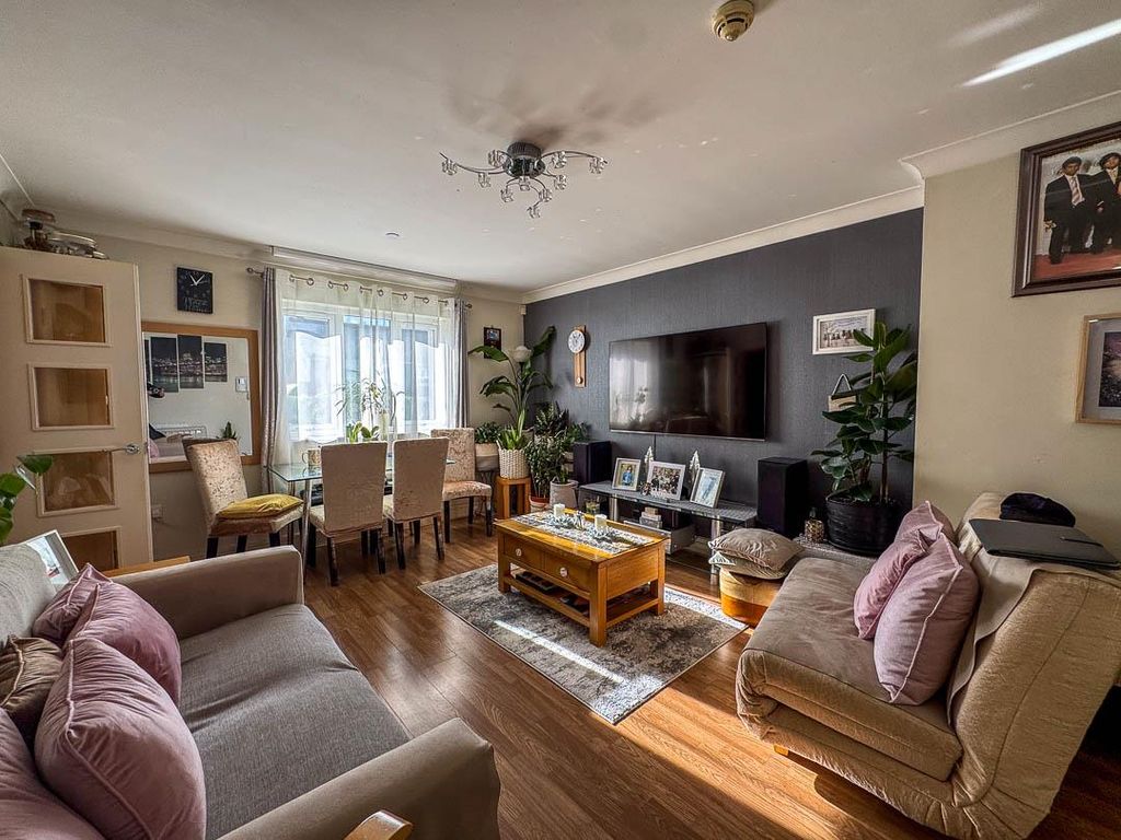 Property photo 3 of 12 13 St Ninians Court (6).Jpg