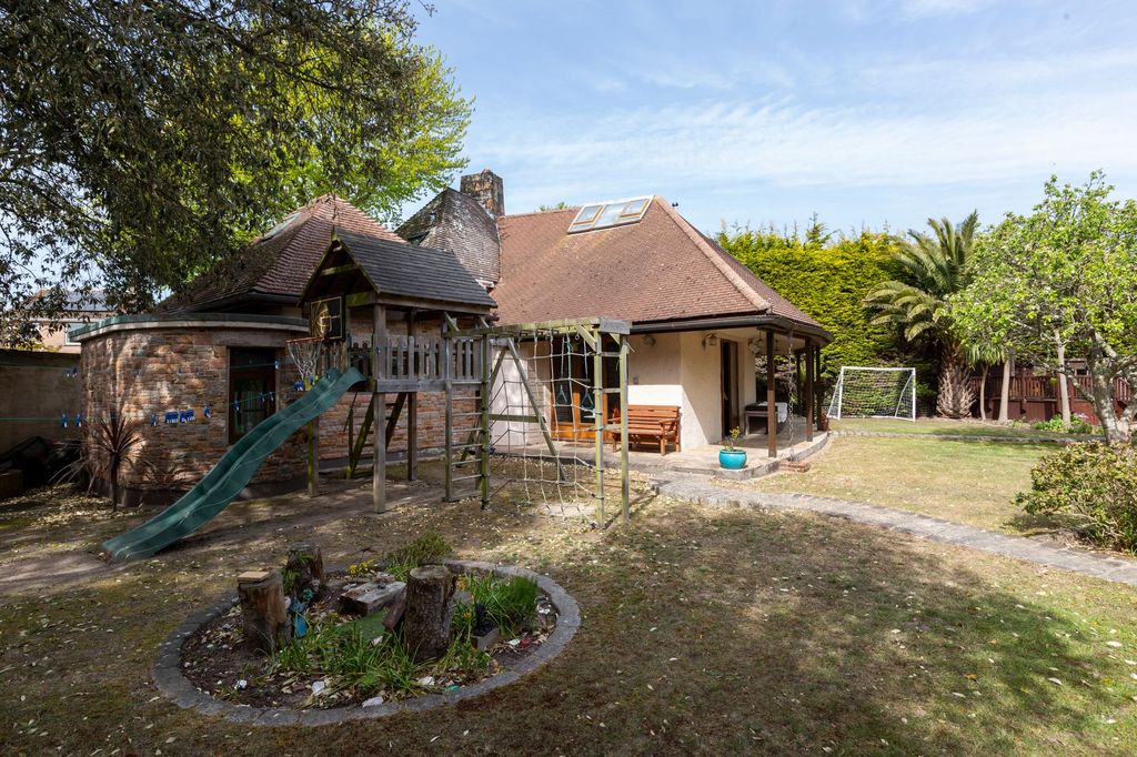 Property photo 2 of 54
