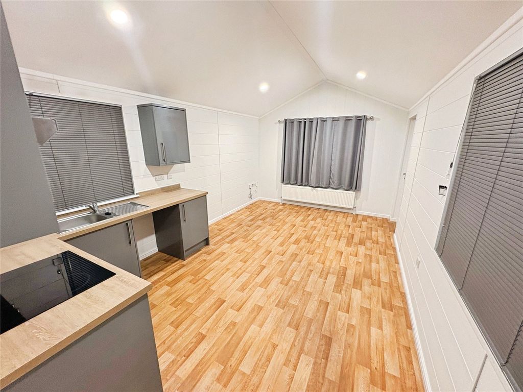 Property photo 2 of 5 Living Room/Kitchen