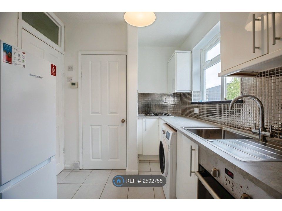 Property photo 3 of 10 Kitchen
