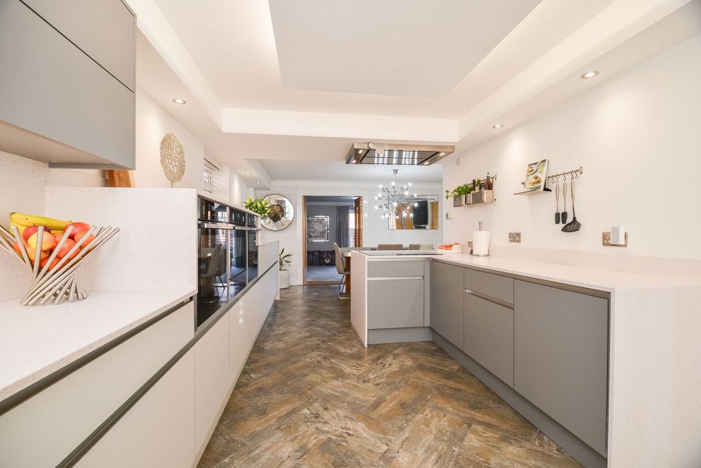 Property photo 3 of 27