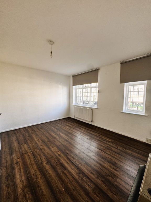 Property photo 1 of 11 1-Bedroom Flat To Rent