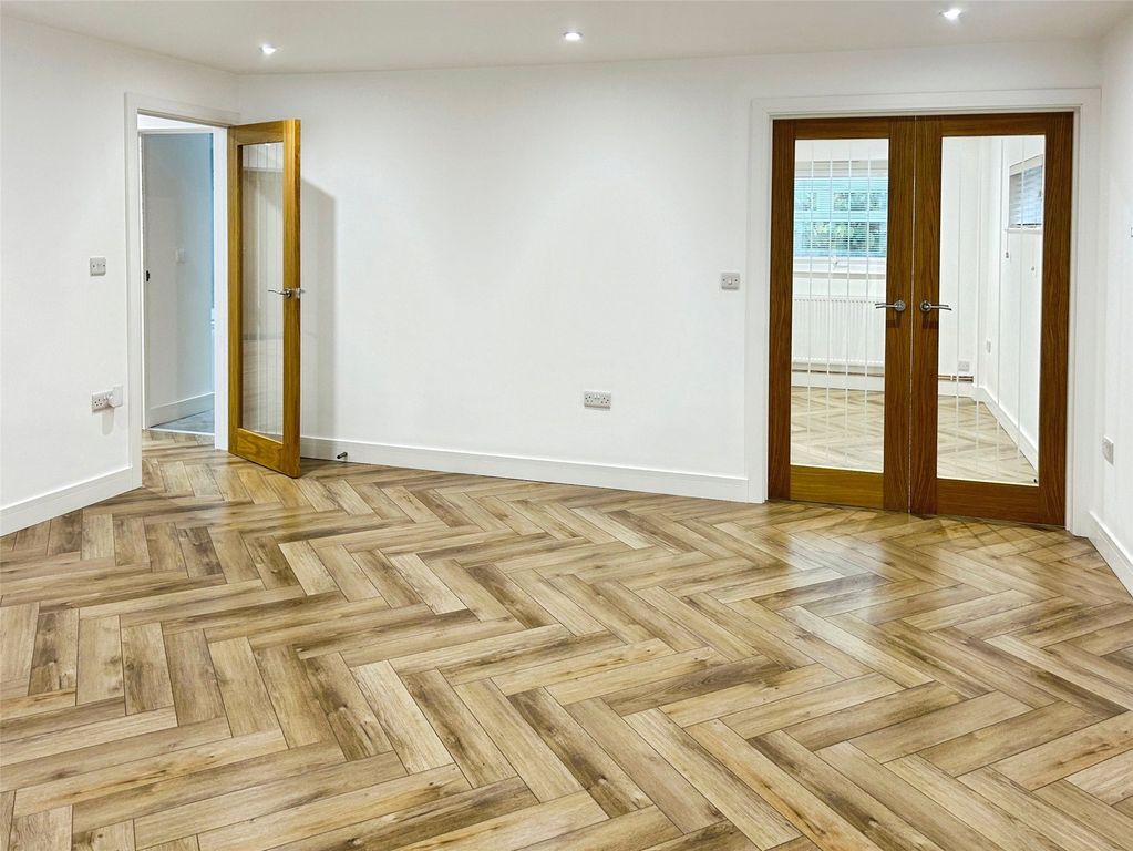 Property photo 2 of 16 Picture No. 11