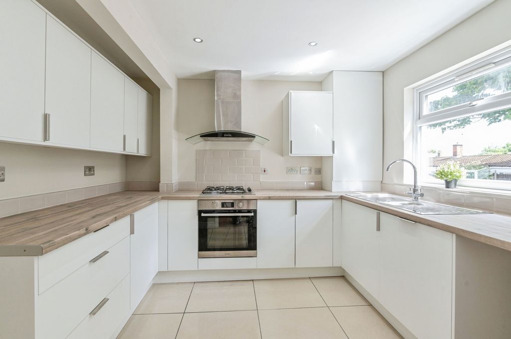 Property photo 3 of 15 87Greatmistleygreatmistleybasildonss164Az-4