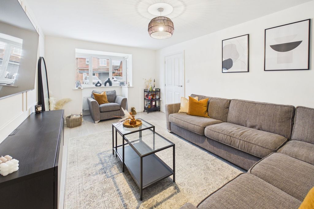 Property photo 2 of 18 Lounge