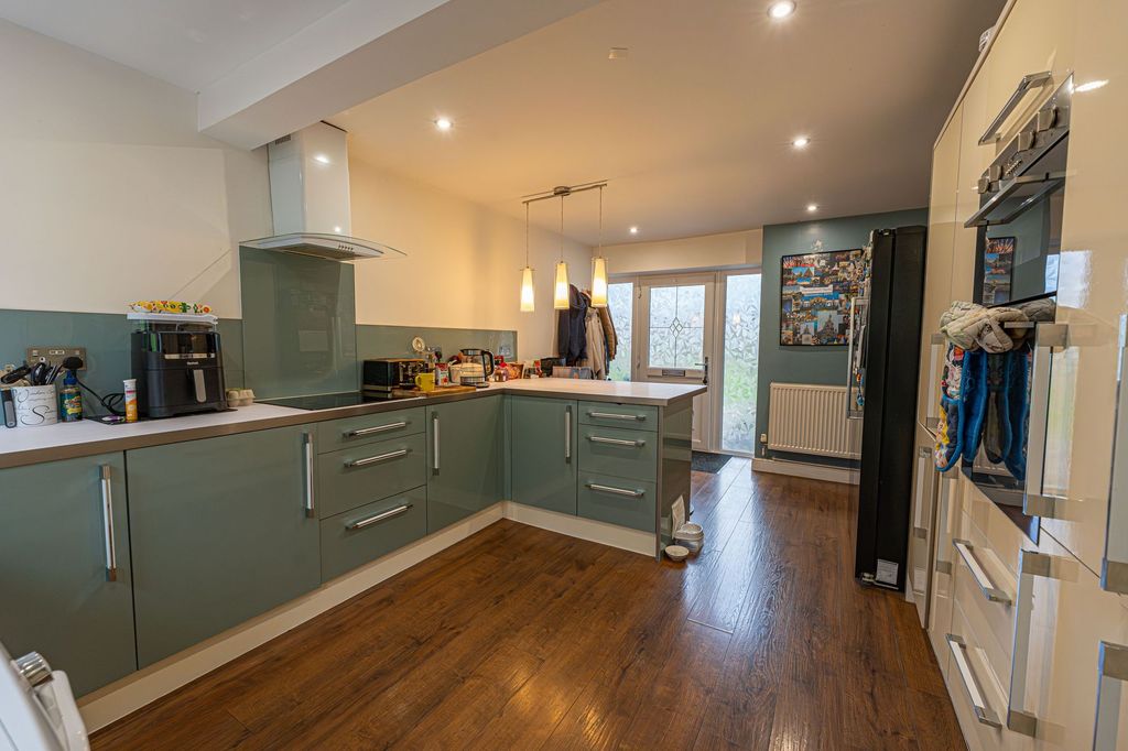 Property photo 2 of 28