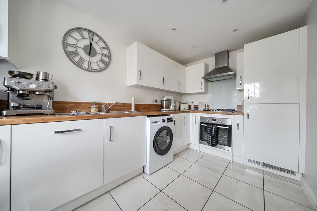 Property photo 3 of 17 Kitchen