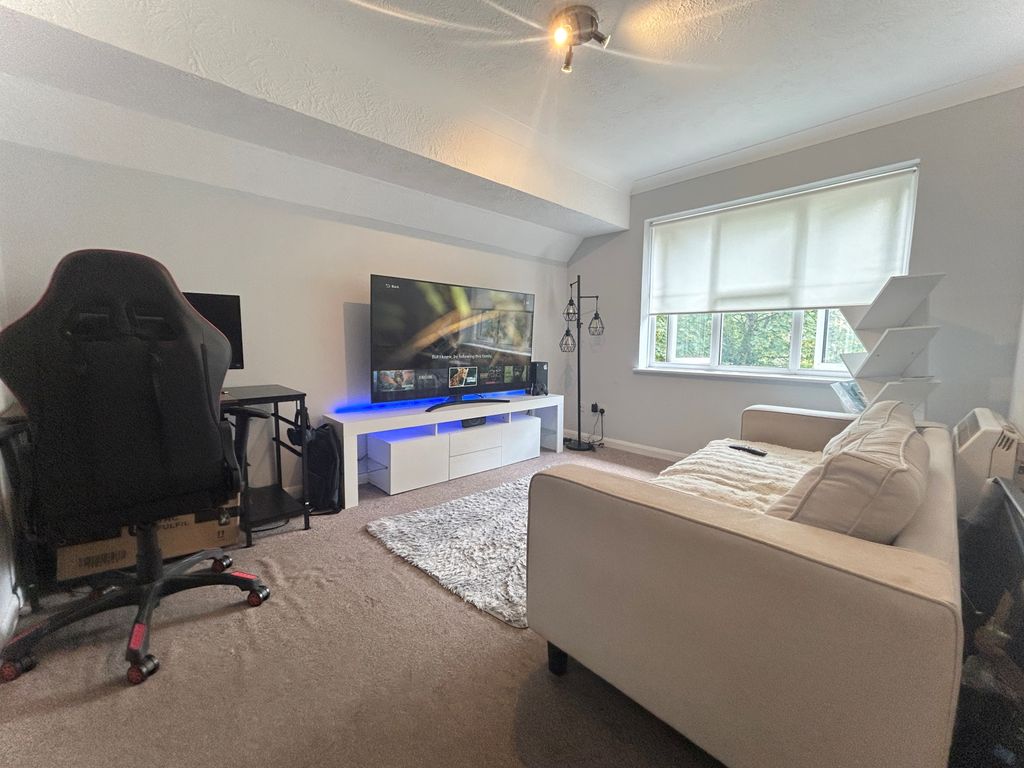 Property photo 3 of 12 4