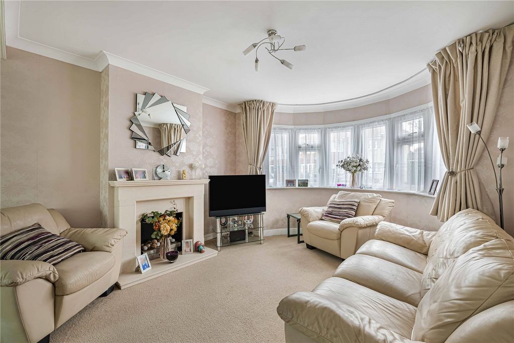 Property photo 2 of 19 Lounge