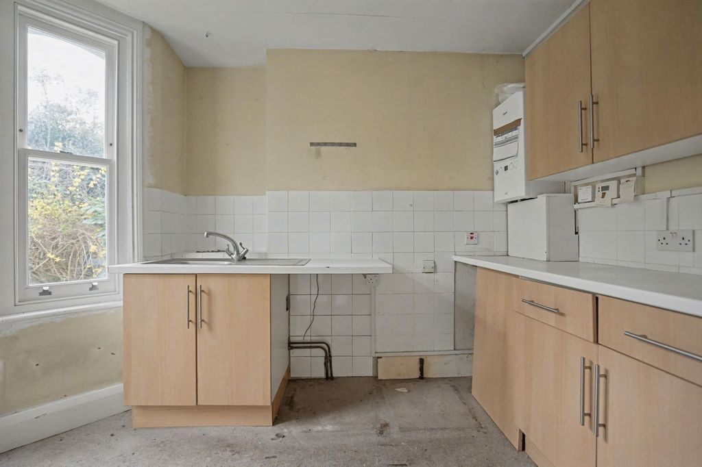 Property photo 3 of 18 217A Westcombe Hill, Kidbrooke, London, Se3 7Dr