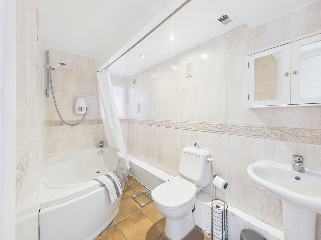 Property photo 3 of 9 Bathroom