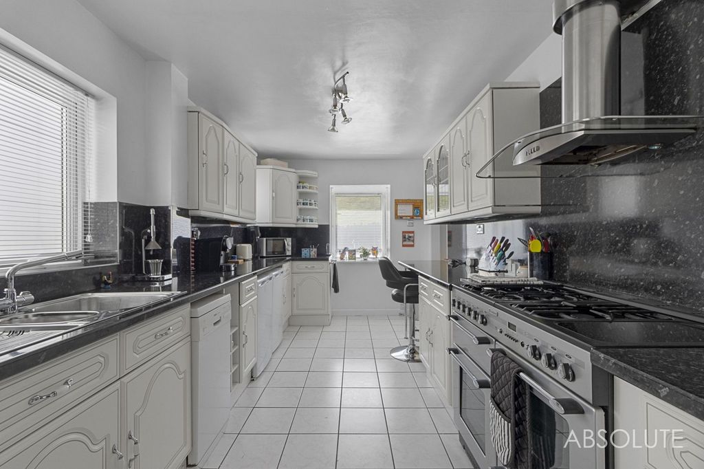 Property photo 3 of 32