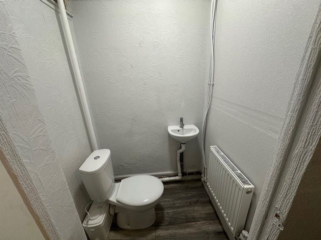 Property photo 2 of 12 Cloakroom