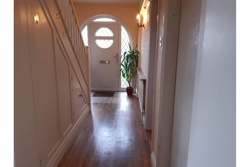 Property photo 3 of 16 Entrance Hall
