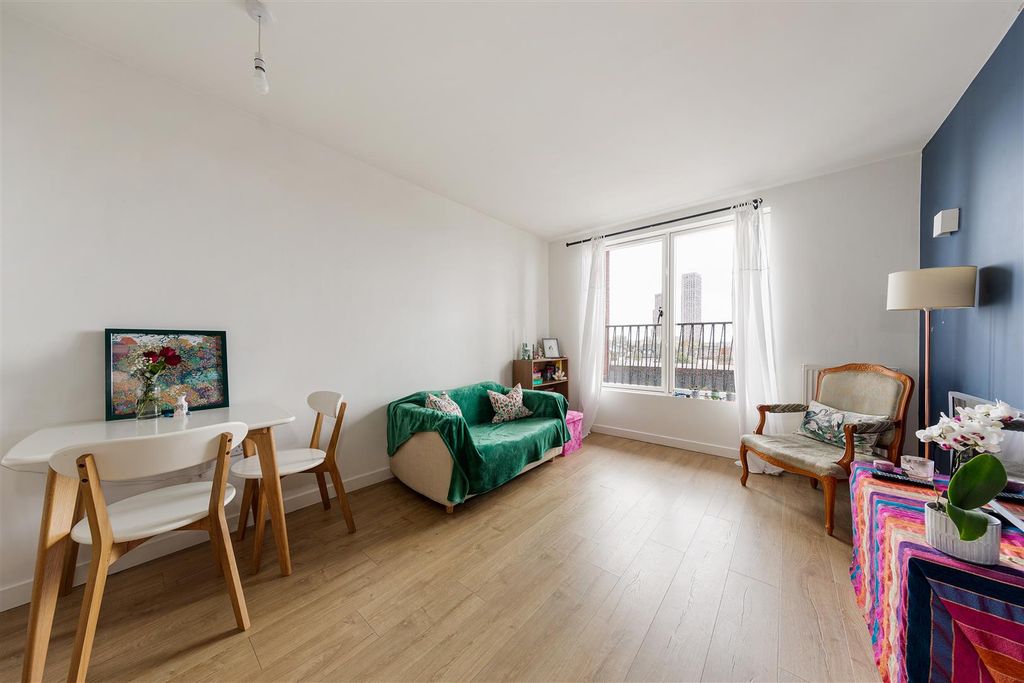 Property photo 2 of 22 Gainsford Road E17