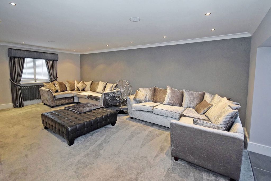 Property photo 2 of 34