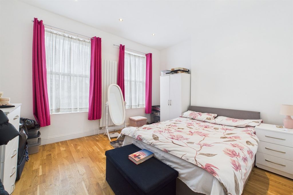 Property photo 3 of 8 Bedroom