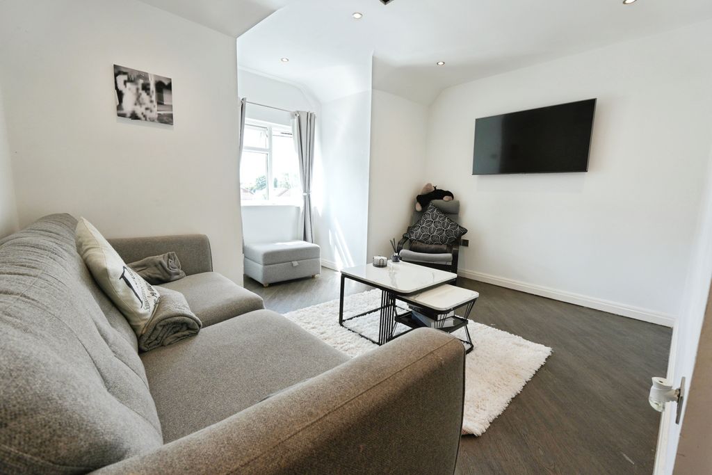 Property photo 2 of 12 Lounge