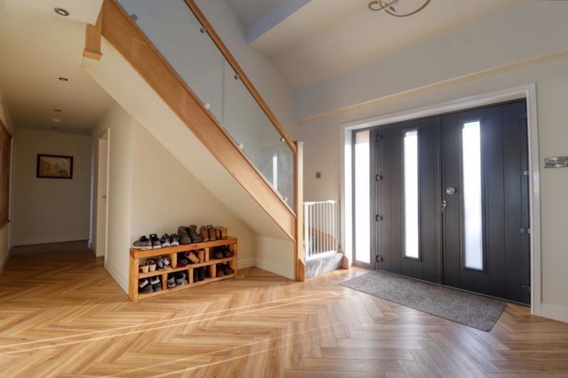 Property photo 2 of 33 Entrance Hall