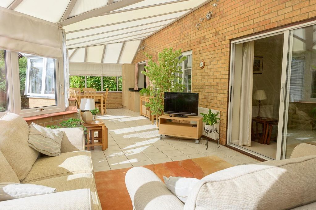 Property photo 3 of 32 Conservatory.Jpg