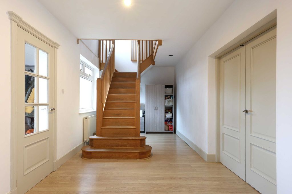 Additional image 9 of 6 bed detached house for saleSeeleys Close, Beaconsfield, Buckinghamshire HP9