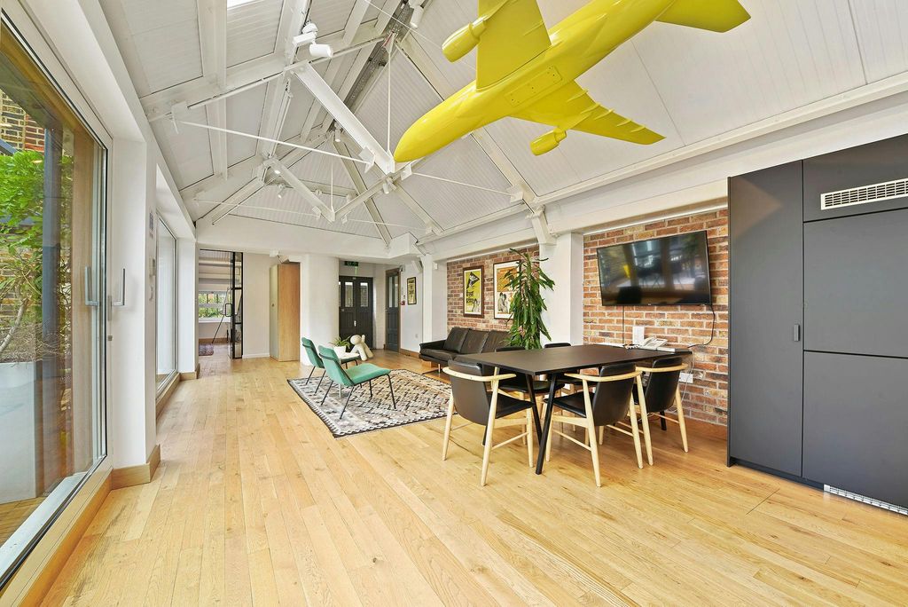 Property photo 2 of 18 Bcrochelleschool007.Jpg