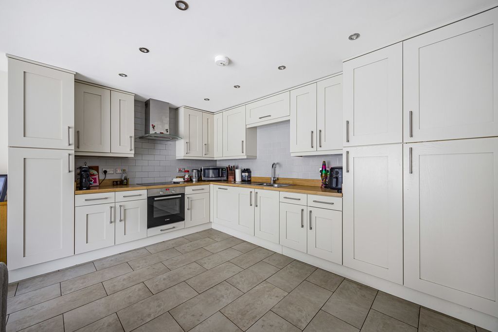 Property photo 2 of 15 Fitted Kitchen