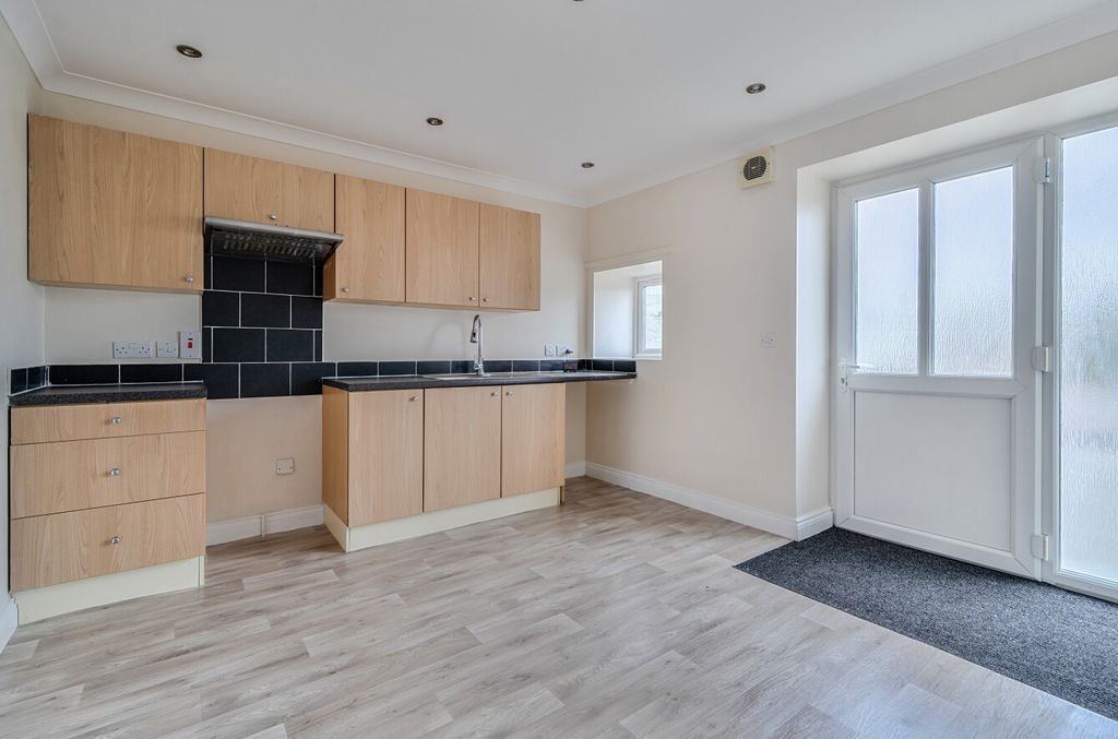 Property photo 2 of 29 2 - 1431755-23-69c2d0...