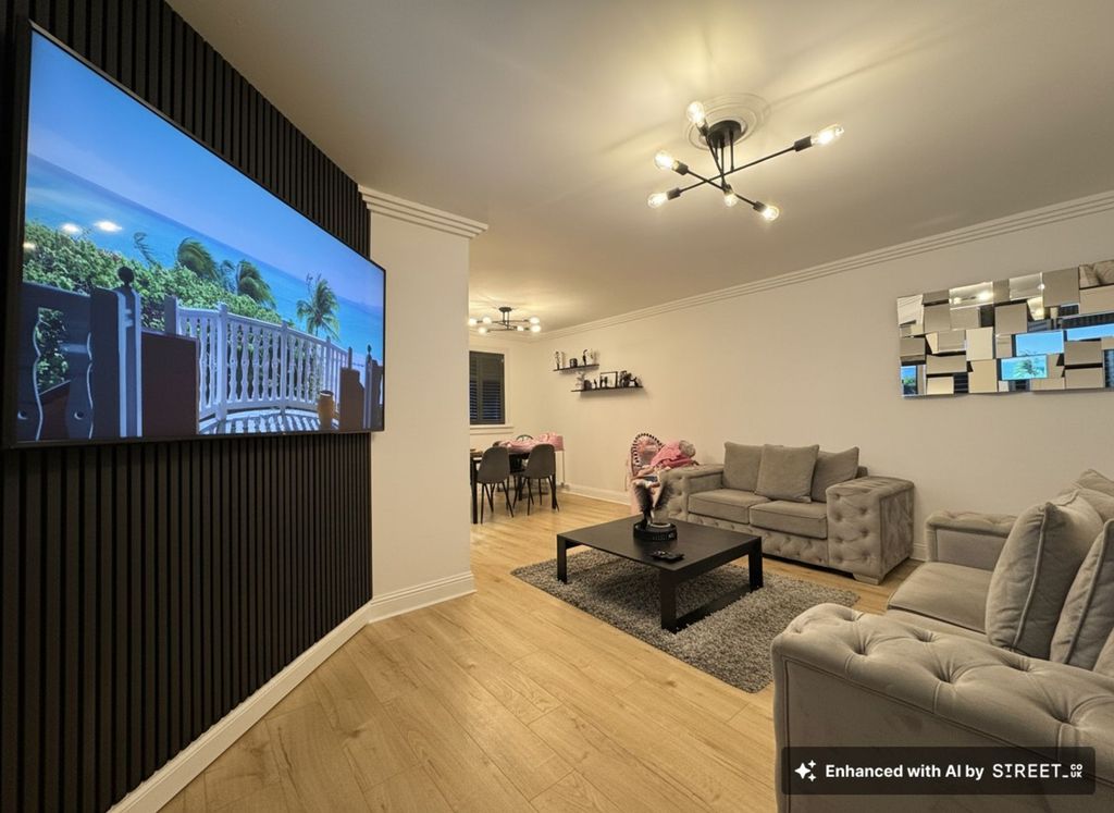 Property photo 3 of 15 Lounge