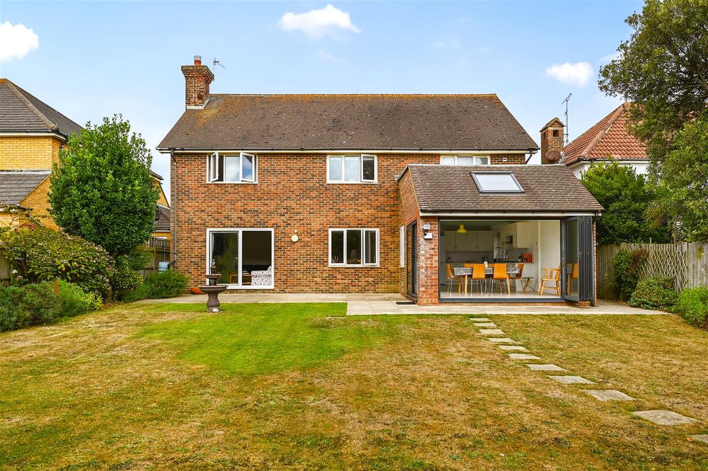 Property photo 1 of 18 5 Hartfield Road (25).Jpg